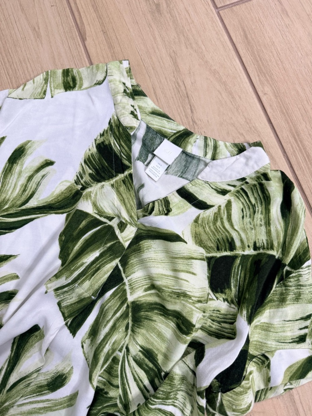 H&M Tropical Palm Leaf Shirt Dress Small Green White V Neck Shift Mini - Picture 2 of 4